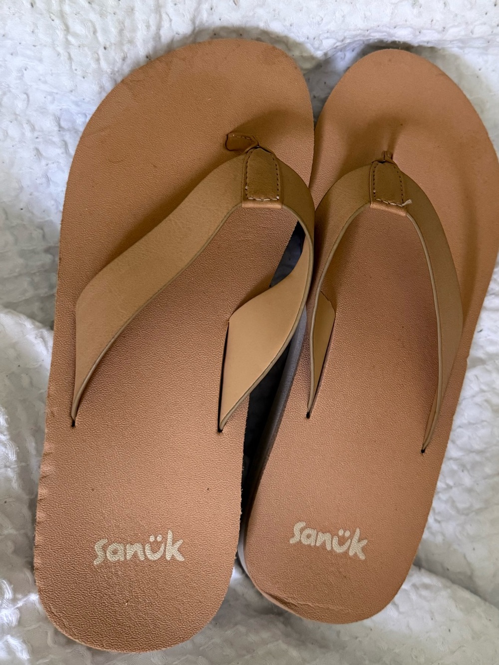 Sanuk Women’s Tan Leather-Style Flip Flops SIZE 7